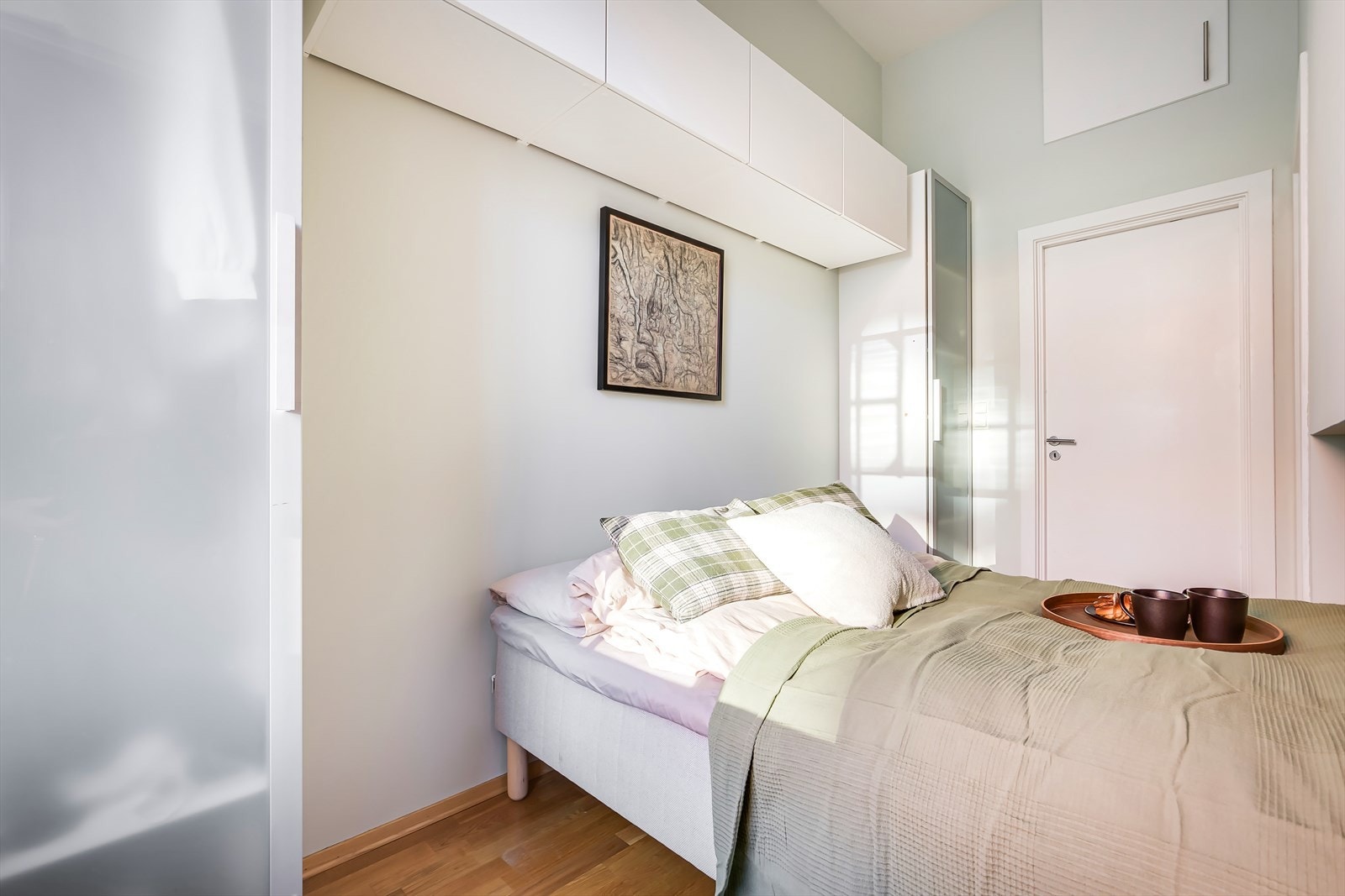 Garderobeløsning for klesoppbevaring rundt sengen, med mulighet for å optimalisere plassen ytterligere. Galleribilde