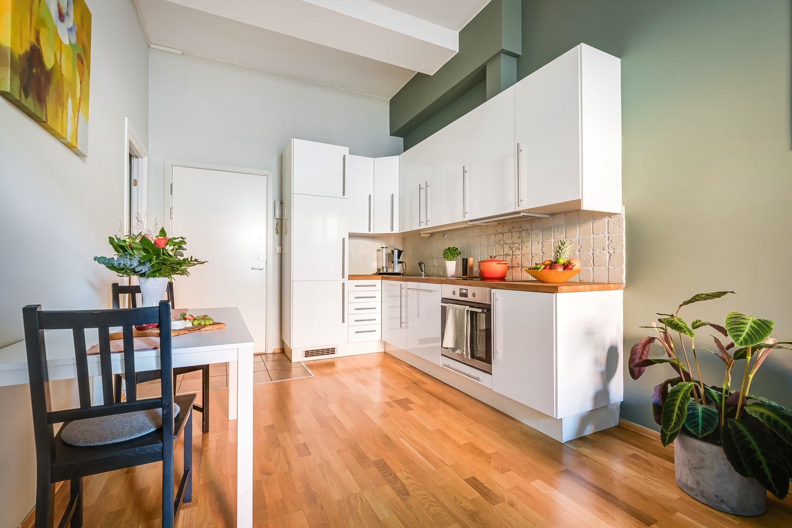 Lyst og innbydende kjøkken hvor det er godt med både skap- og benkeplass. Galleribilde