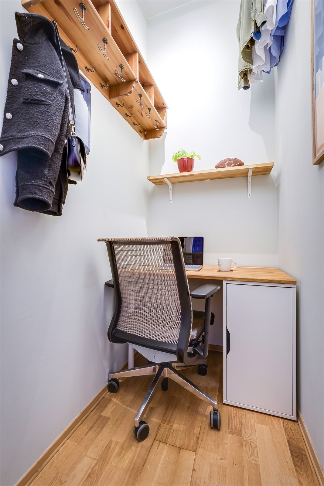 Ifm. gangen er det et garderoberom som er blitt benyttet som en hjemekontorløsning for selger - et rom med flere bruksmuligheter etter behov! Galleribilde