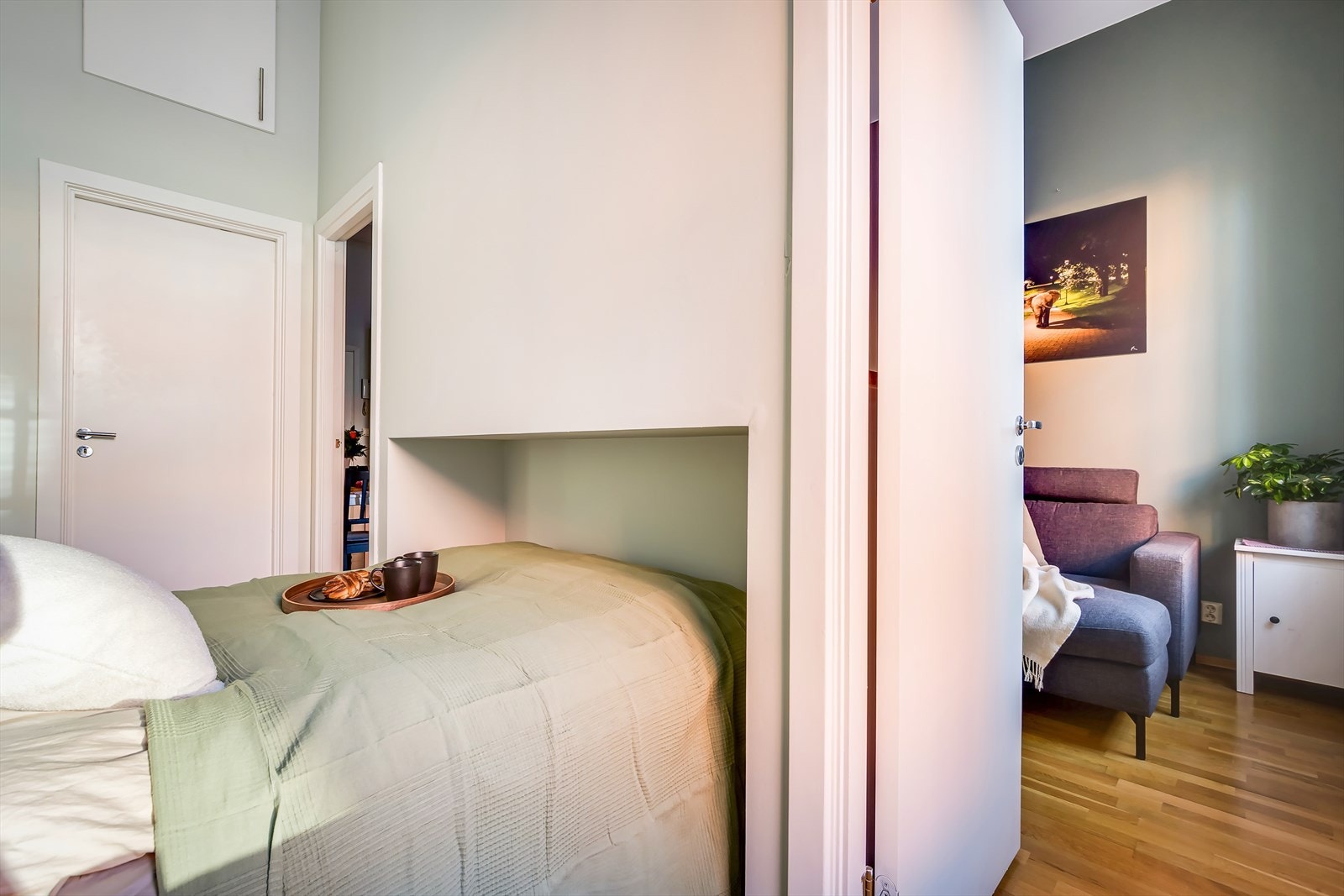 To ulike innganger inn til soverommet fra stuen - praktisk når man er to stk! Galleribilde