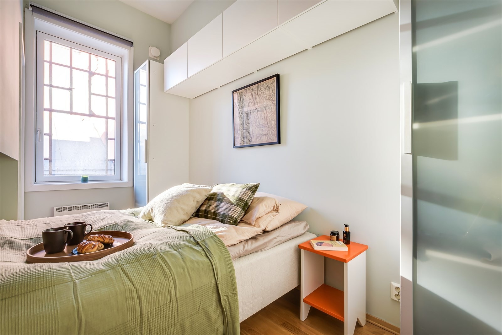 Fra stue/kjøkken tar man seg inn til leilighetens soverom. Galleribilde