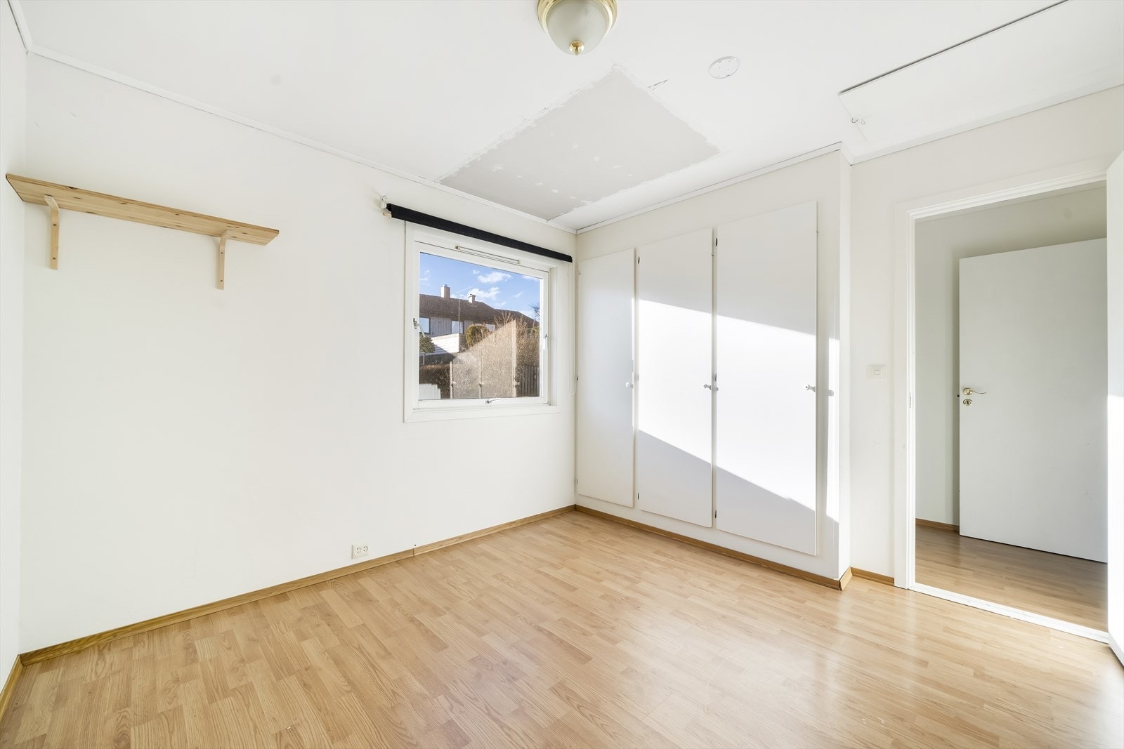 Hovedsoverommet ligger i 1. etasje. Integrerte skap i vegg. Luke opp til loft. Galleribilde