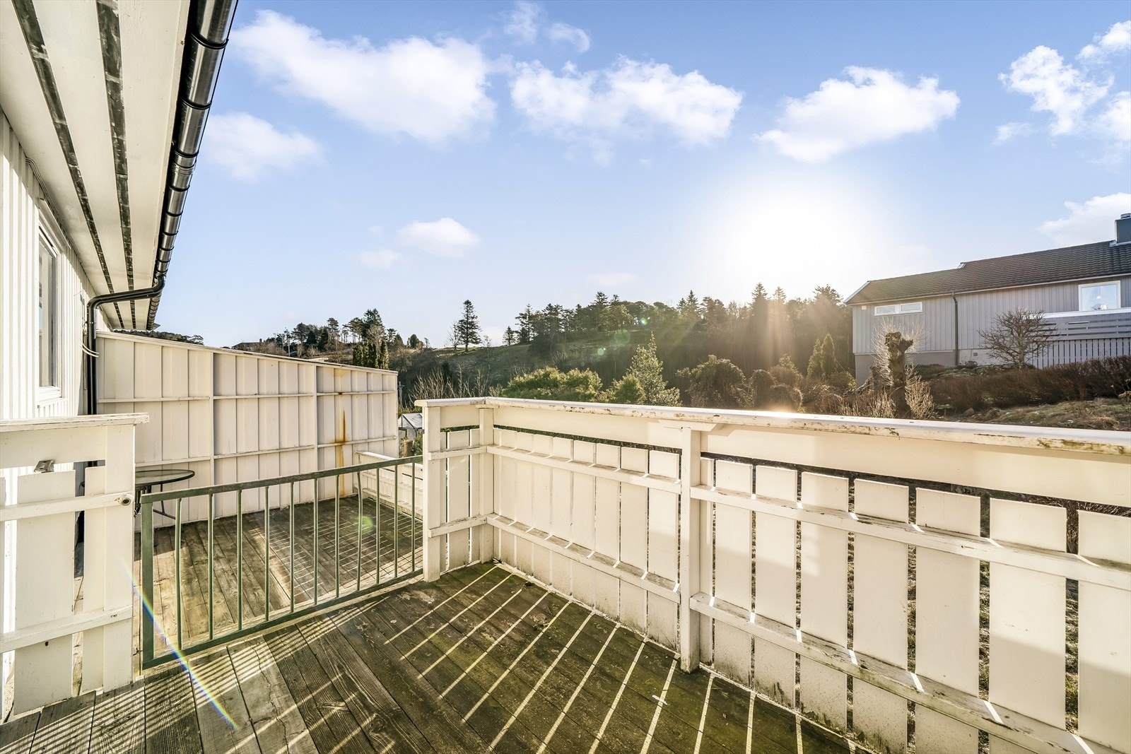 Terrasse bak boligen med utgang fra kjøkken og nedgang til bakhagen. Galleribilde