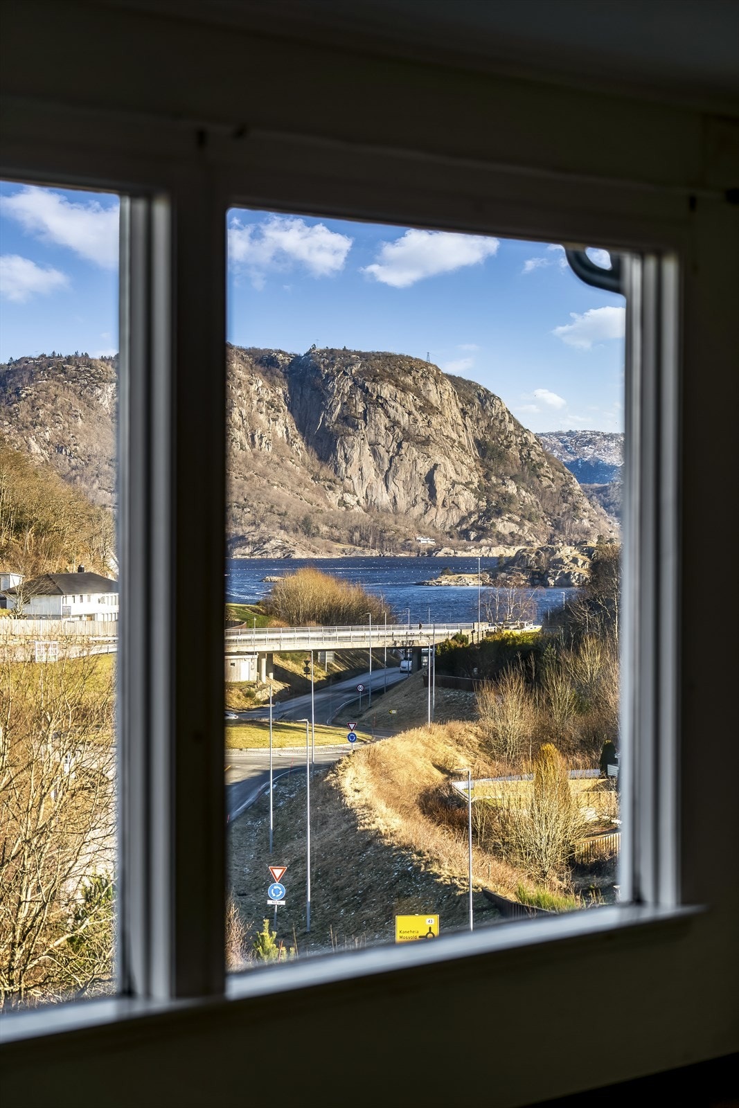 Utsikt mot Lyngdalsfjorden fra stua. Galleribilde