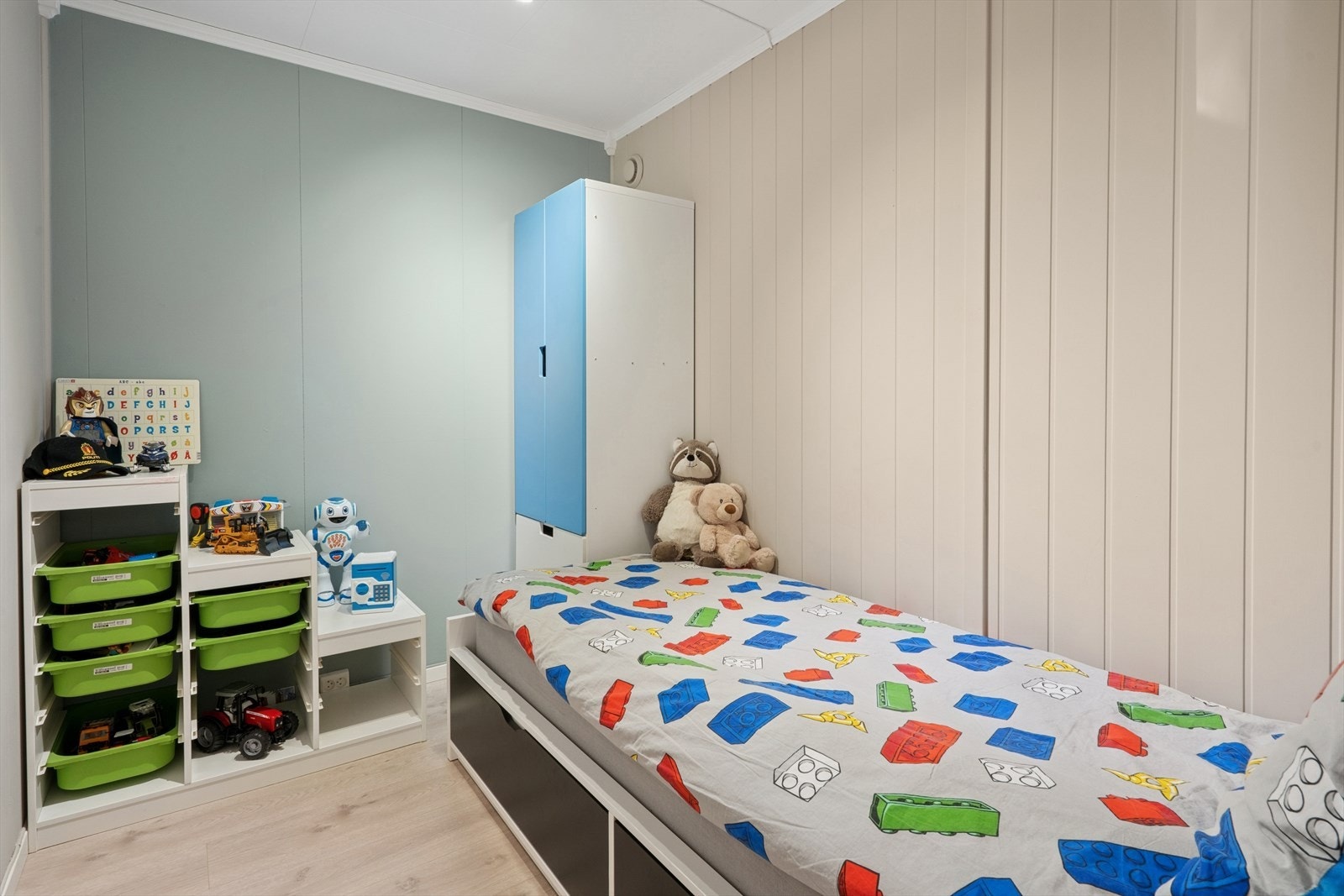 Barnerommet har blitt oppdelt, det vil si at det er satt opp en lettvegg. Dette rommet er i dag benyttet som et soverom men er ikke godkjent som et soverom. Galleribilde