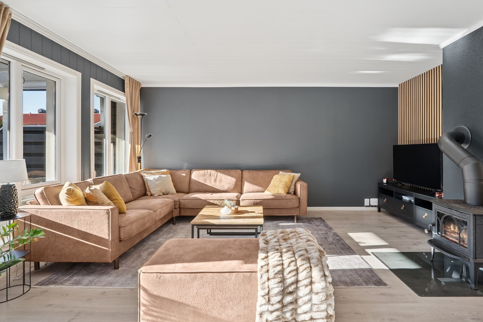 Lengre inn møtes vi av en nydelig og romslig stue. Her er det også installert en vedovn for ekstra varme og hygge. Galleribilde