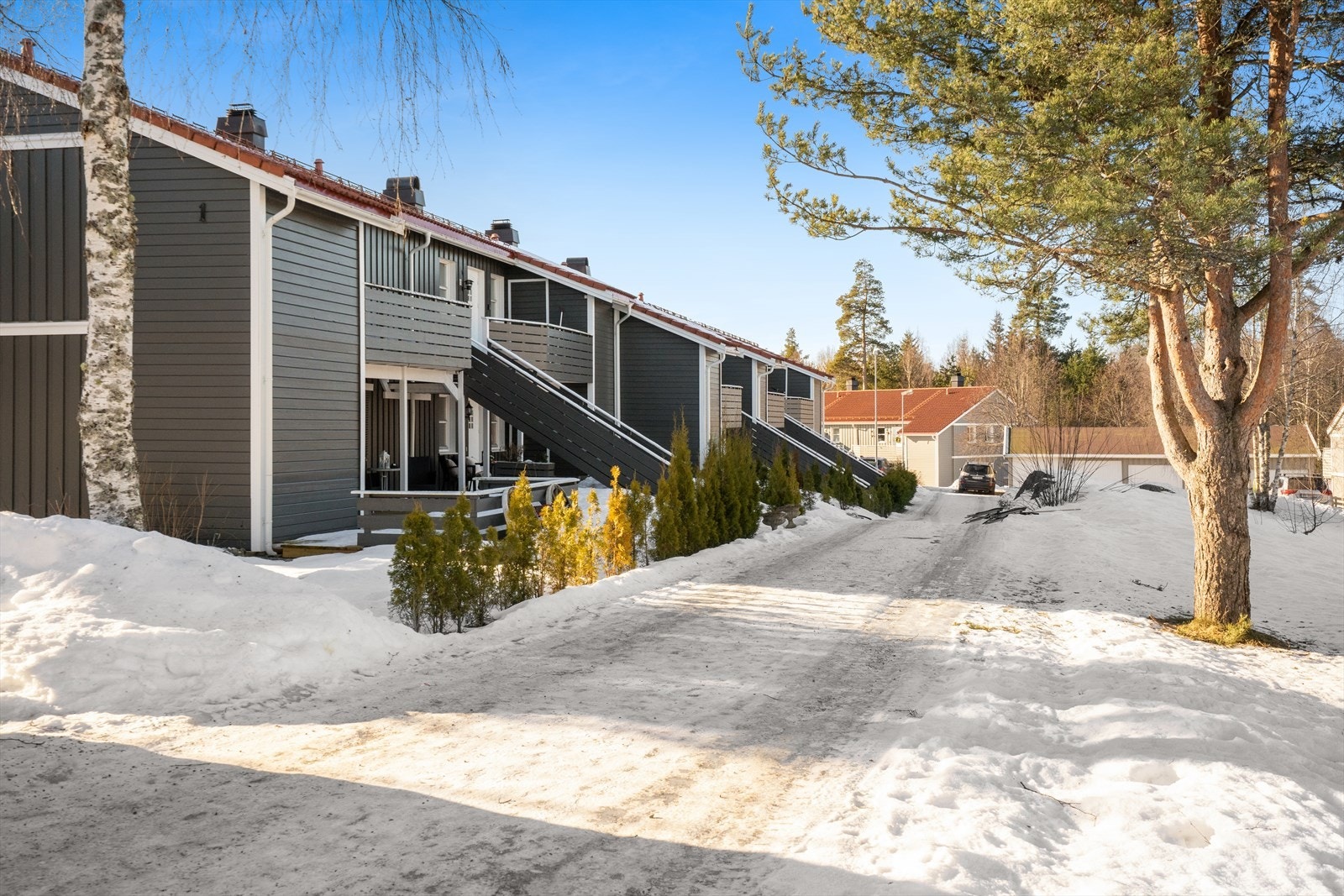 Leiligheten ligger i et stille, og rolig boligområde kun noen minutter utenfor sentrumskjernen. Her er det gode oppvekstsvilkår og hyggelig nabolag. Galleribilde