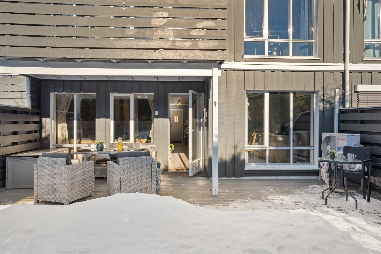 Legg merke til størrelsen på terrassen og at du enkelt kan få plassere utemøblementet og grillen. Galleribilde