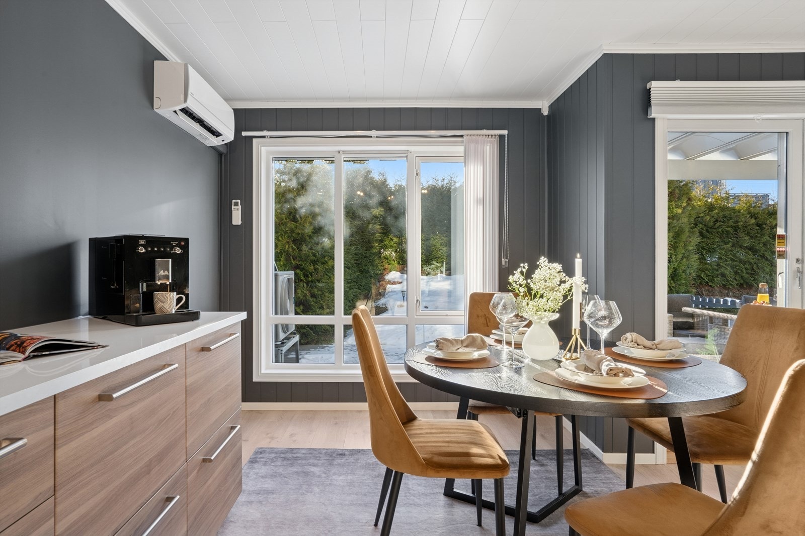 Den gode planløsningen gjør det naturlig å plassere spisebordet tett opp mot kjøkkenet. Galleribilde