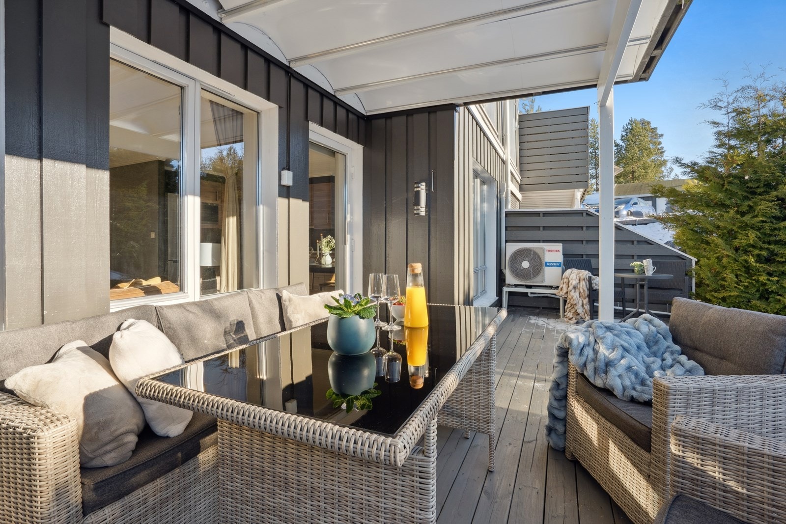 Overbygd markterrasse som gir en ekstra forlengelsen av stuen og vil bli benyttet lengre ut mot vinterhalvåret. Galleribilde