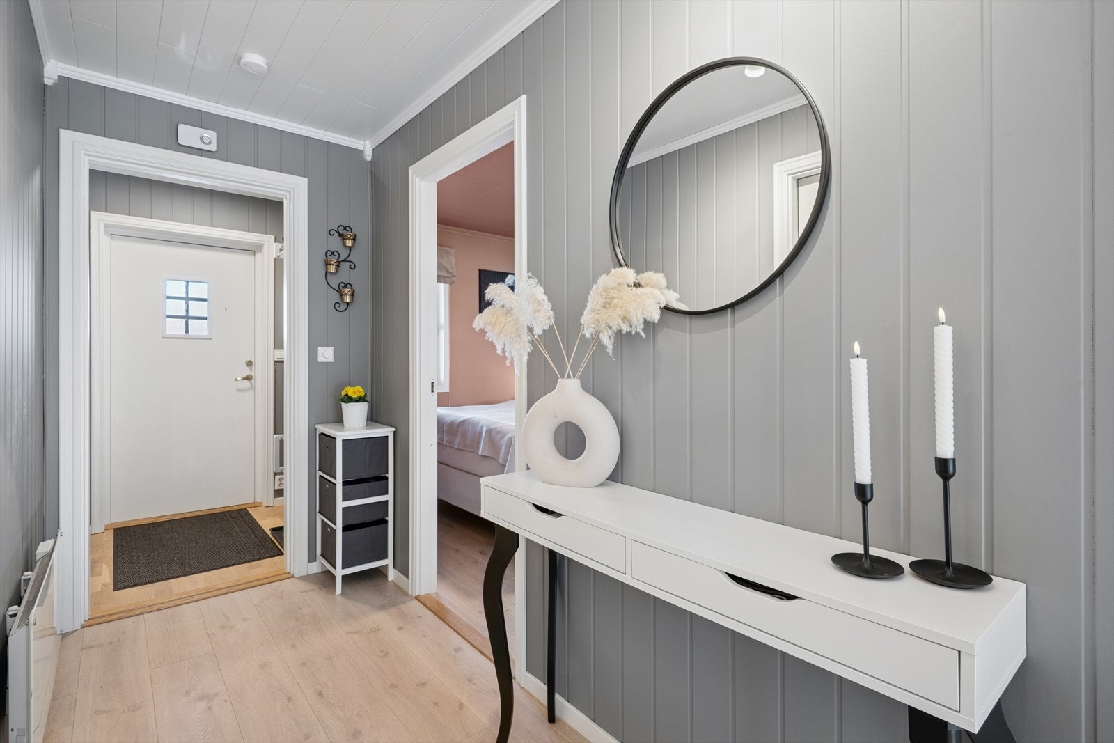 Gangen i leiligheten fordeler begge soverommene, boden og badet. Galleribilde