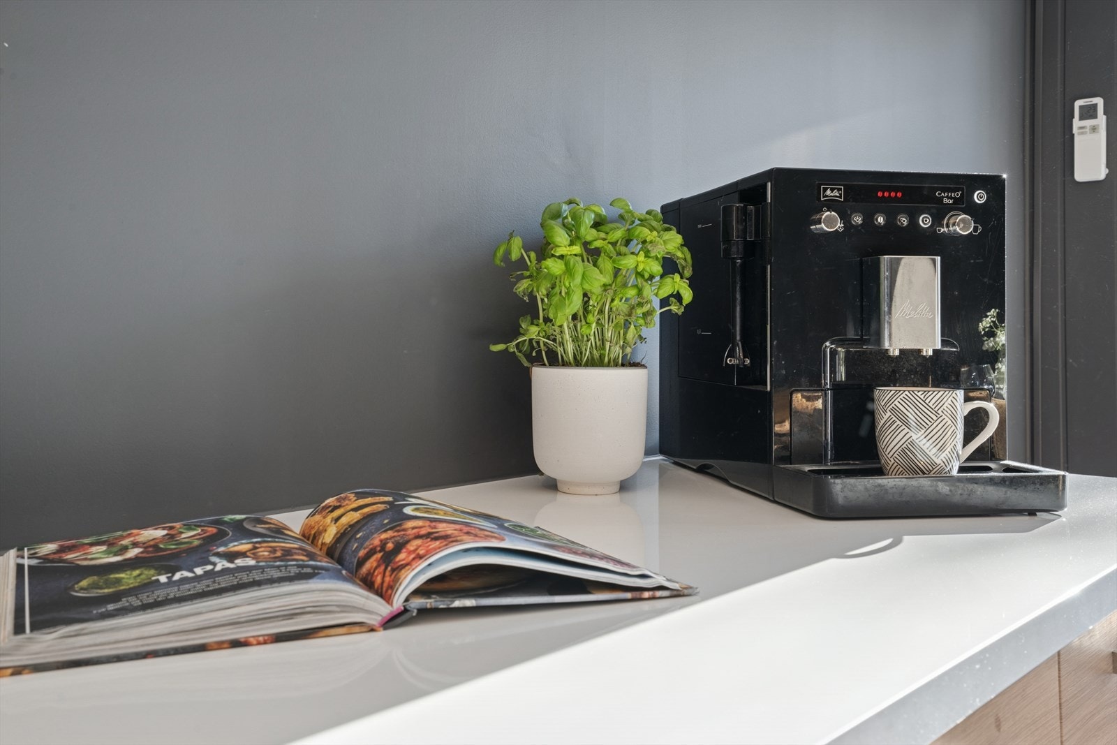 Størrelsen på kjøkkenet gjør det enkelt å få med hele familien til å hjelpe til. Galleribilde