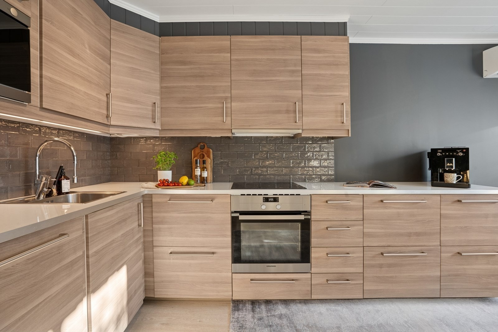 Nyere kjøkkeninnredning med godt om skap- og benkeplass. Hvitevarer som komfyr, koketopp, micro, oppvaskmaskin og kombinert kjøl/frys følger leiligheten. Galleribilde