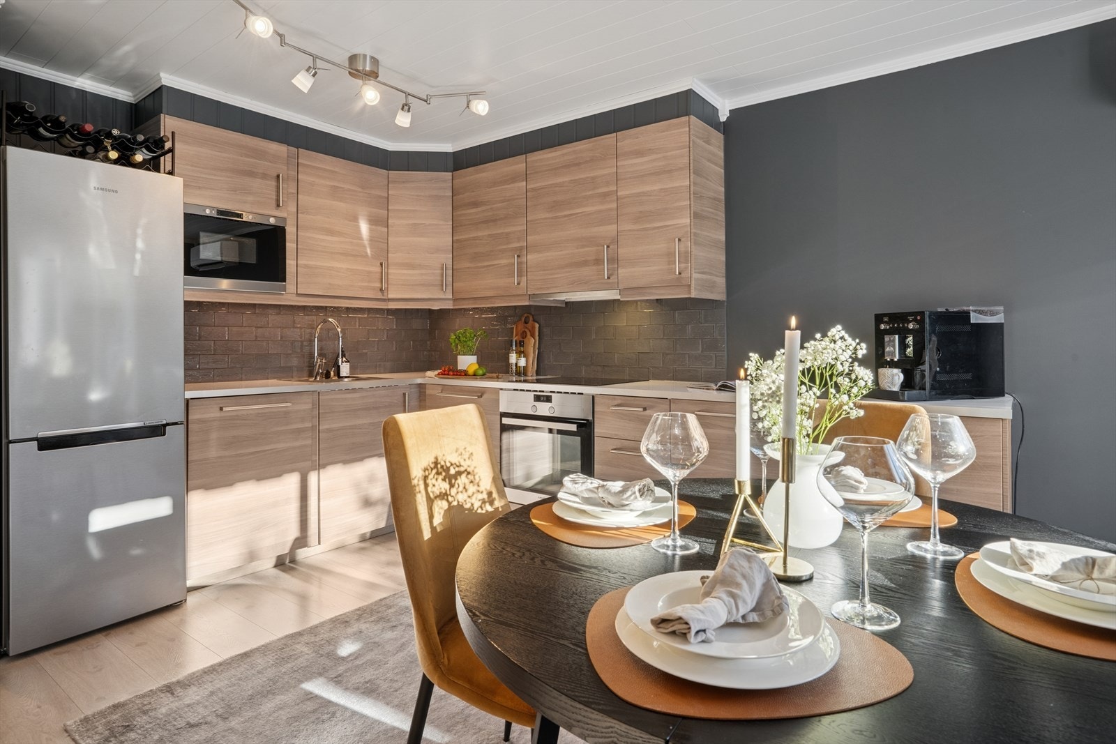 Kjøkkenet ligger i en åpen løsning mot stuen. Galleribilde