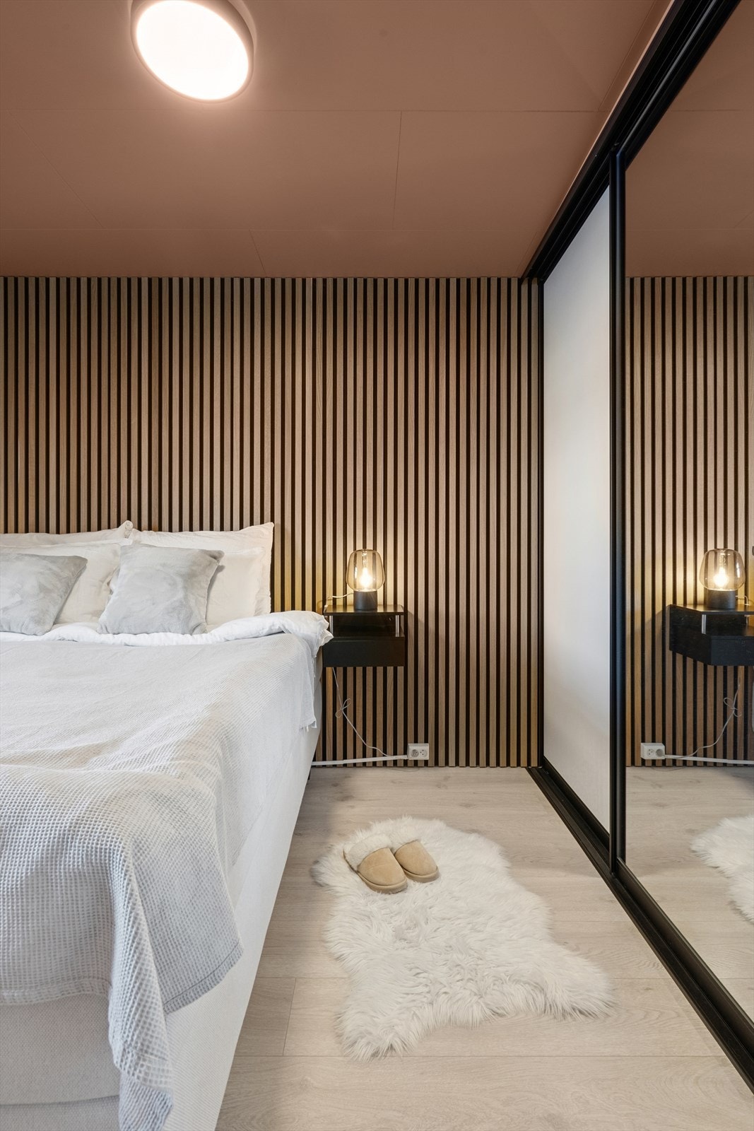 Rommet har en stor skyvedørsgarderobe, delvis med speilfronter. Her er det god plass for klær. Galleribilde