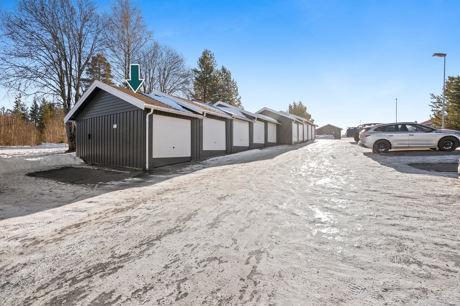 Det følger med en garasjeplass i garasjerekke, samt er det gode parkeringsmuligheter på felles gårdsplass. Galleribilde