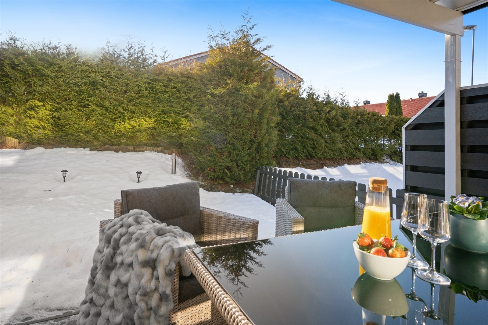 Den store, frodige tuijahekken gjør at uteplassen blir ekstra skjermet og du kan nyte i din egne lille "oase". Galleribilde