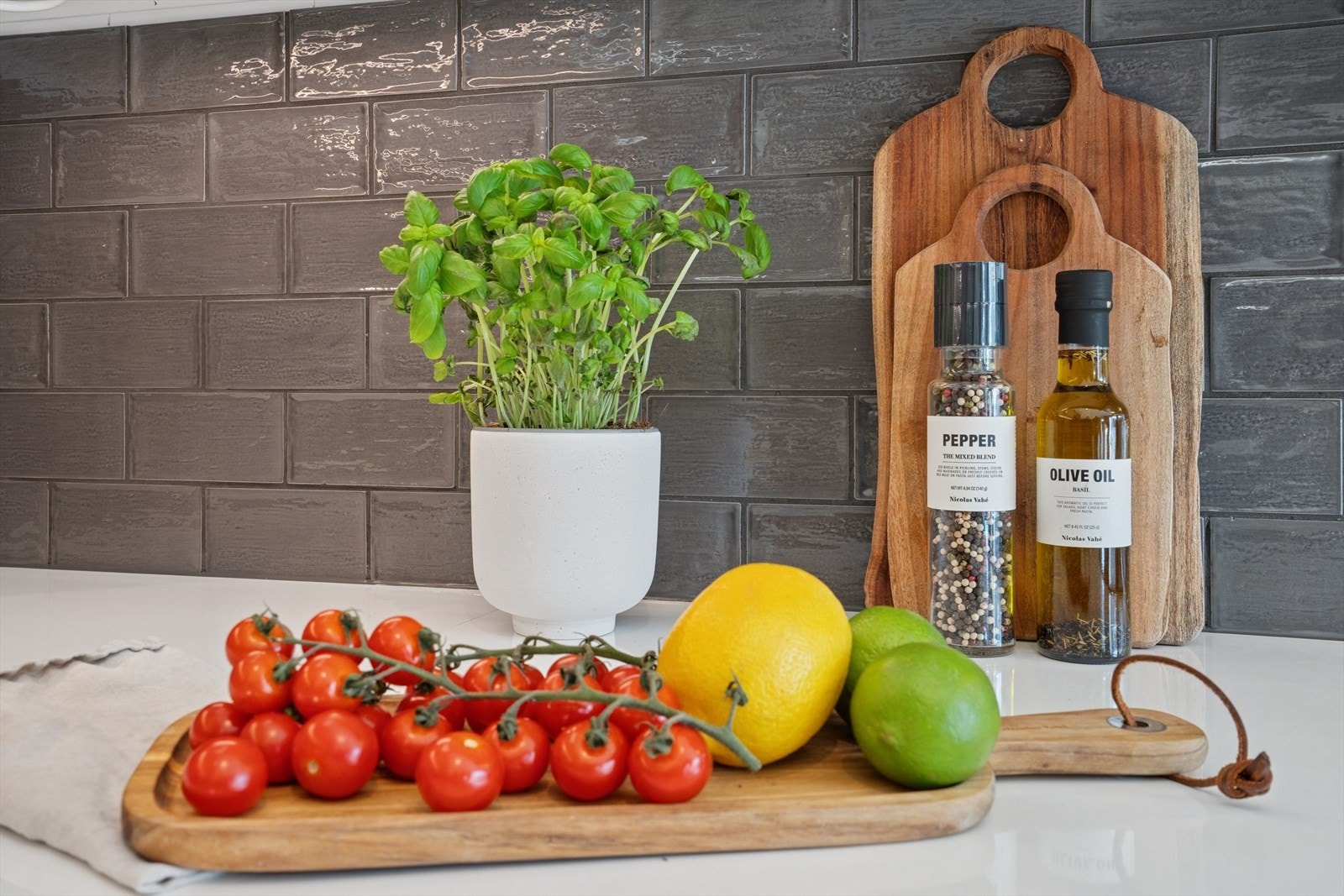 Det er lagt fliser mellom benkeplate og overskap, samt lys. Galleribilde