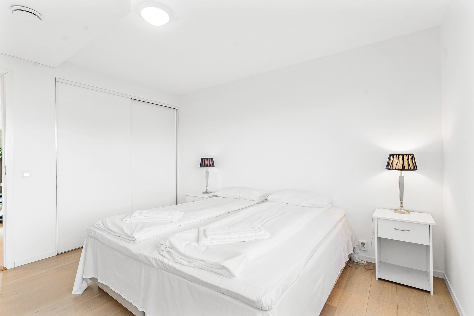 Her er det i tillegg integrert skyvedørsgarderobe - flott for oppebevaring! Galleribilde