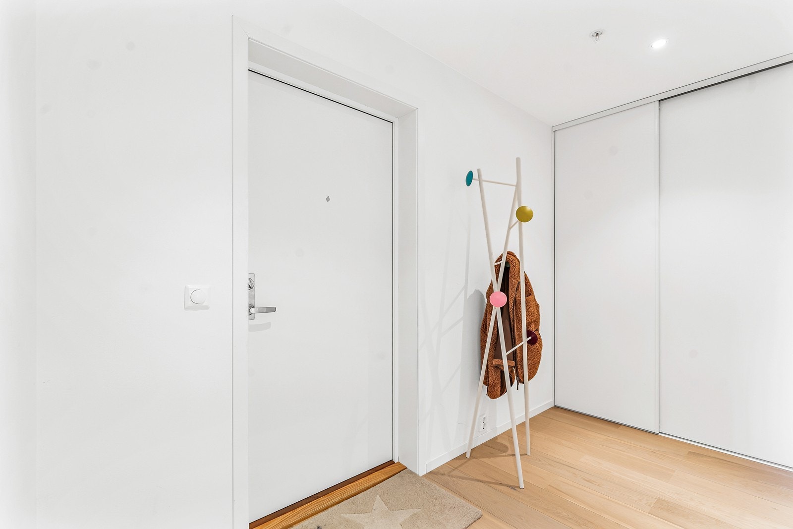 Her er det en romslig skyvedørsgarderobe som har god plass til oppbevaring av yttertøy og sko. Velkommen inn! Galleribilde