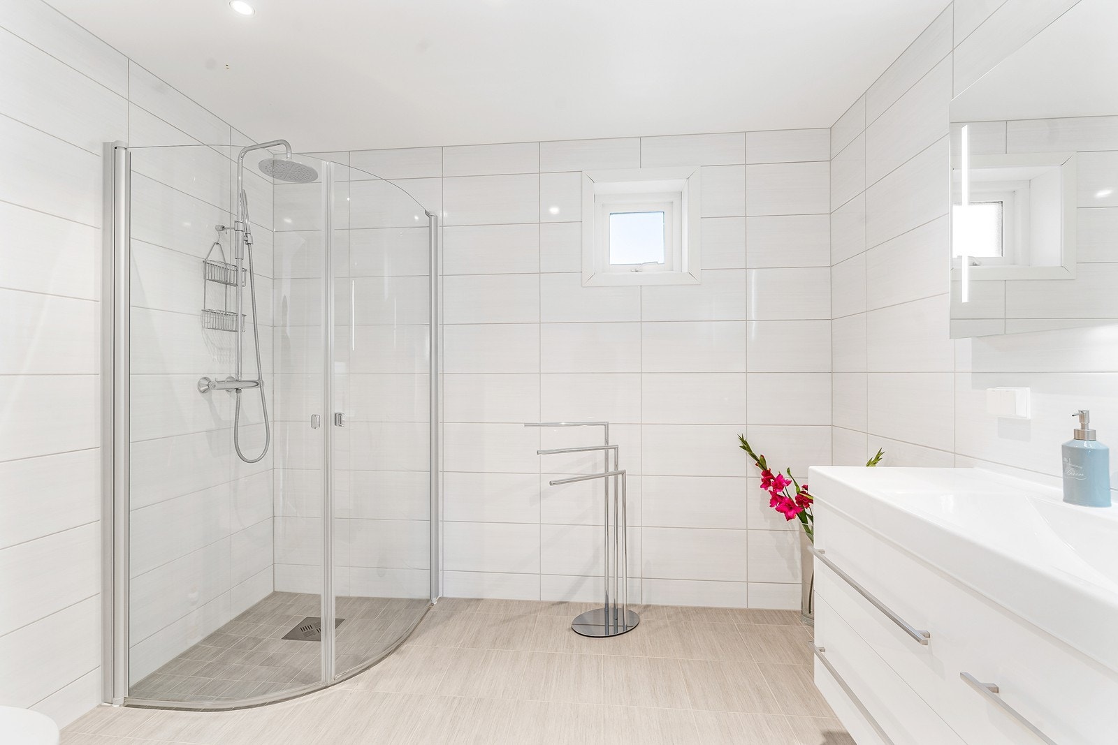 Badet er videre utstyrt med dusj, servant og toalett Galleribilde