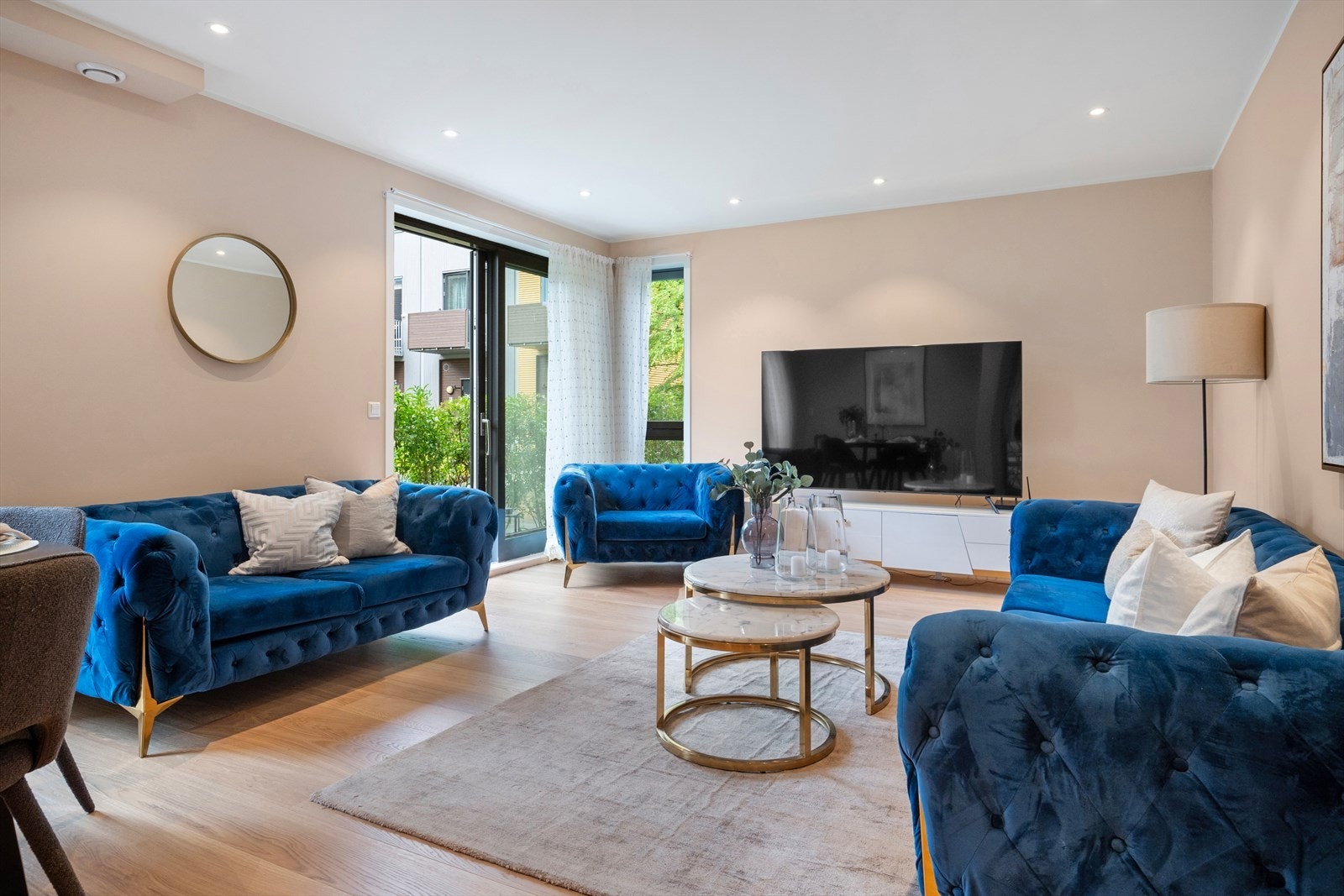 Planløsningen består av en lys entré, lun stue med store vindusflater med utgang til markterrasse, separat, lekkert kjøkken, 2 romslige soverom og et flislagt baderom. Galleribilde