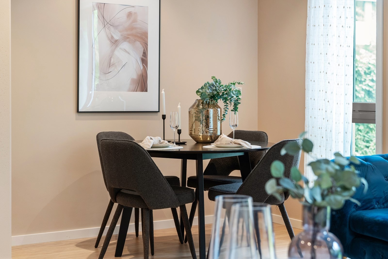 Plass til spisebord med tilhørende spisestoler. Galleribilde