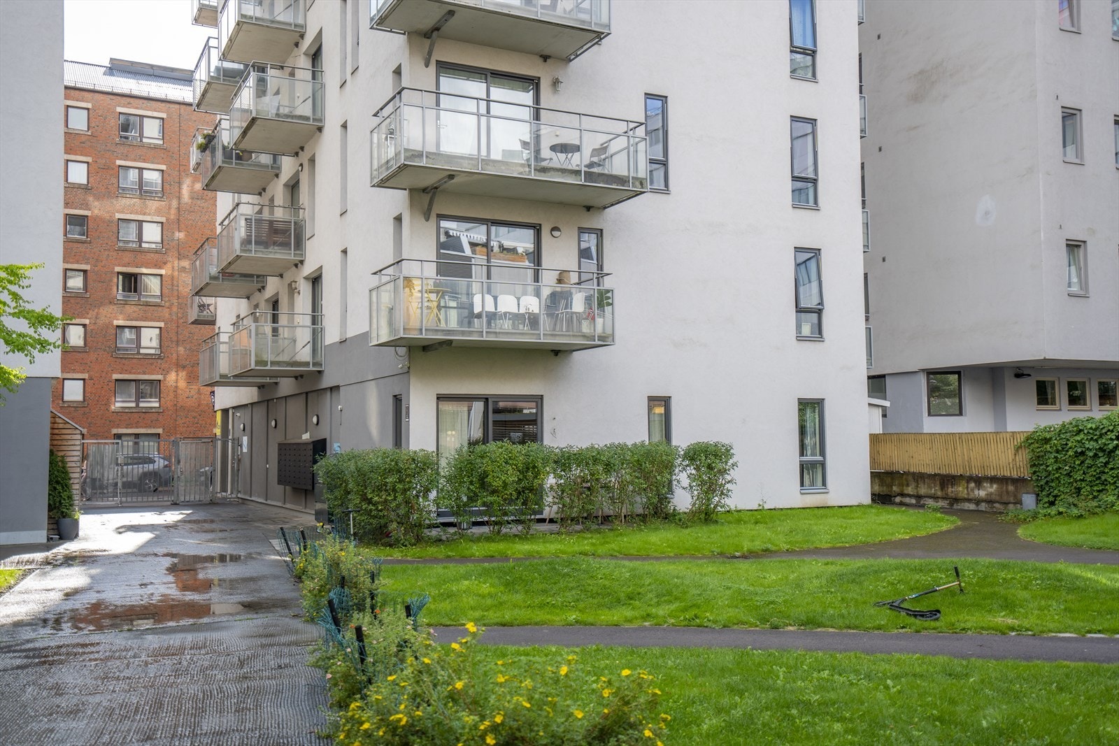 Opparbeidet med asfalterte stikkveier, gressplen og prydbusker. Galleribilde