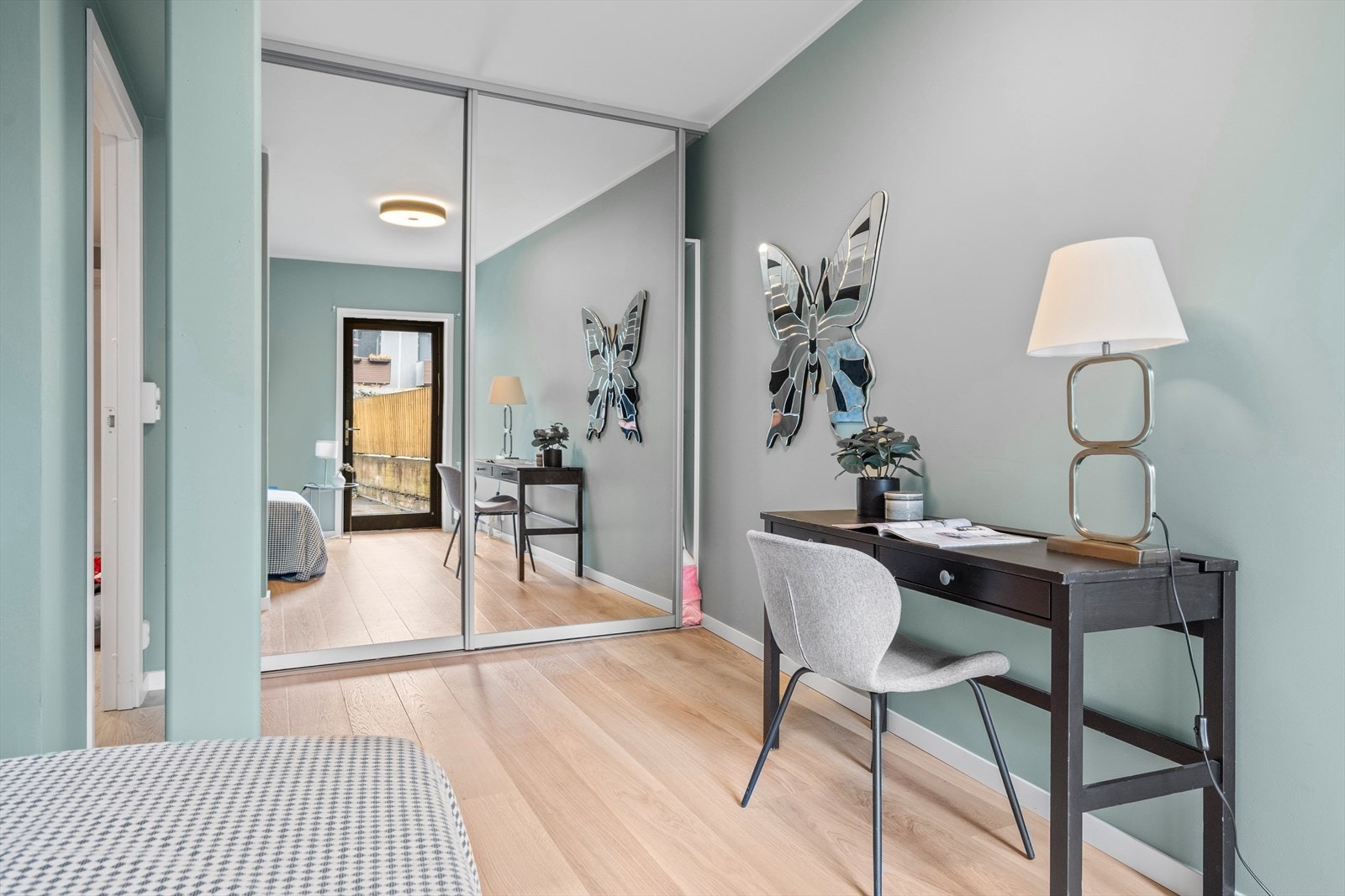 Videre er det en fin skyvedørsgarderobe med masse plass til klær og sko. Galleribilde