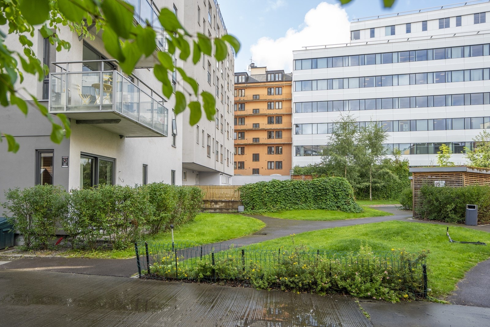 Borettslagets bakgård oppleves frodig, hyggelig og pent opparbeidet. Galleribilde
