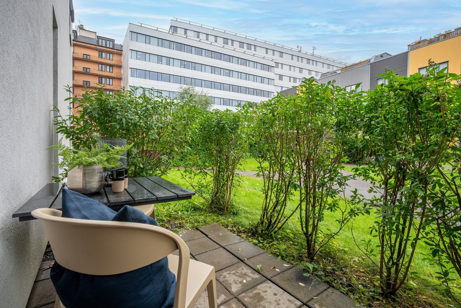Fra stuen er det utgang til en herlig, nordøstvendt markterrasse på ca. 7 kvm. Galleribilde