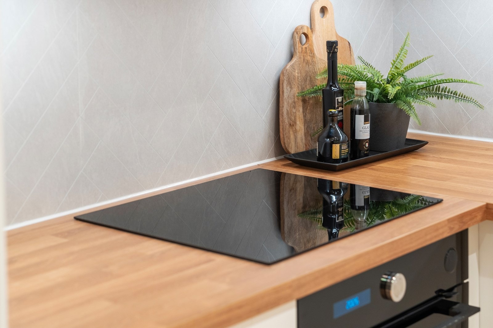 Lekre fliser over benkeplaten. Galleribilde