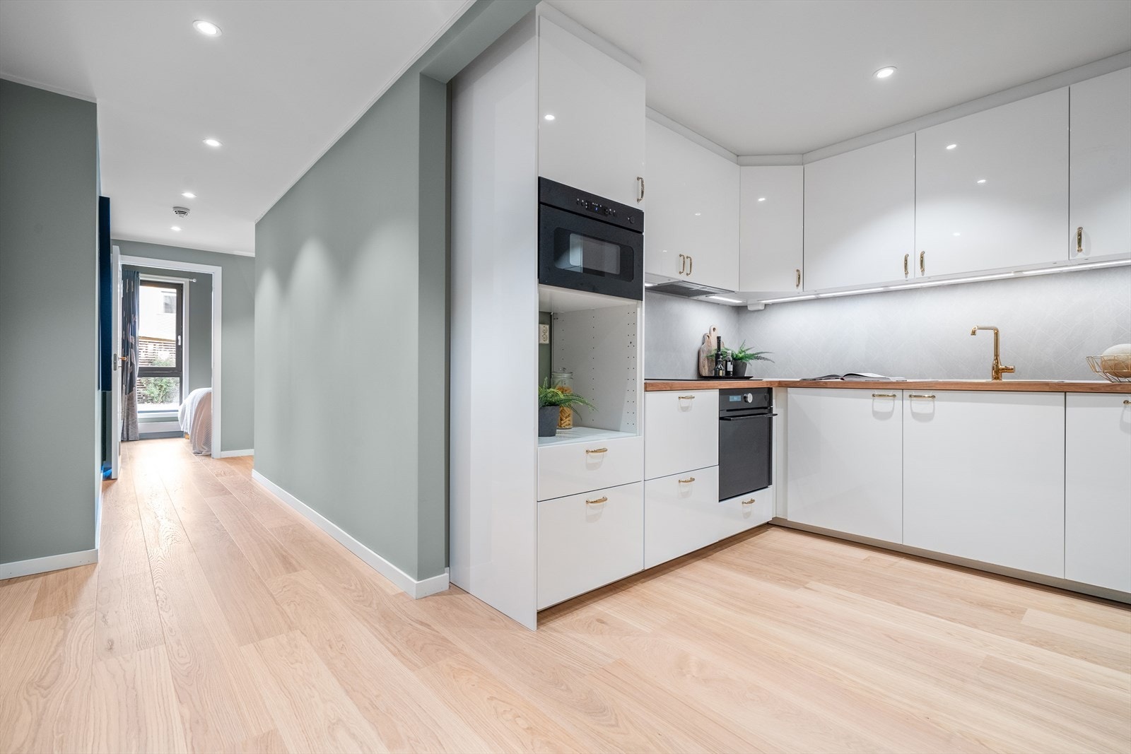 Lyse 1-stavs gulv er gjennomgående i leiligheten (fra 2024). Galleribilde