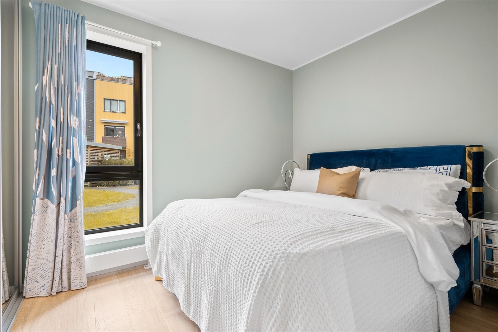 Hovedsoverommet er av god størrelse og har plass til dobbeltseng, nattbord og garderobeskap. Galleribilde