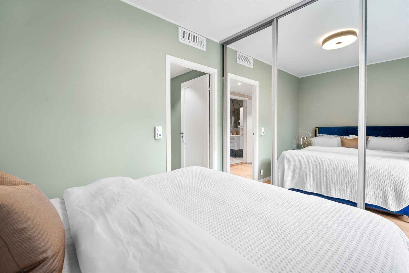 Fin lagringsplass i garderobeskap med speildører. Galleribilde