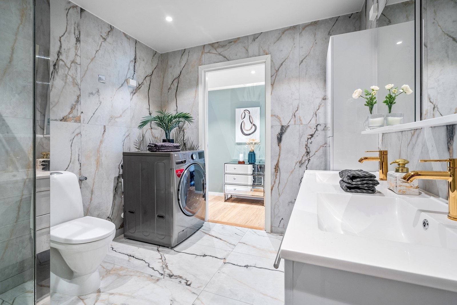 Det er behagelig gulvvarme, downlights og opplegg for vaskemaskin. Galleribilde