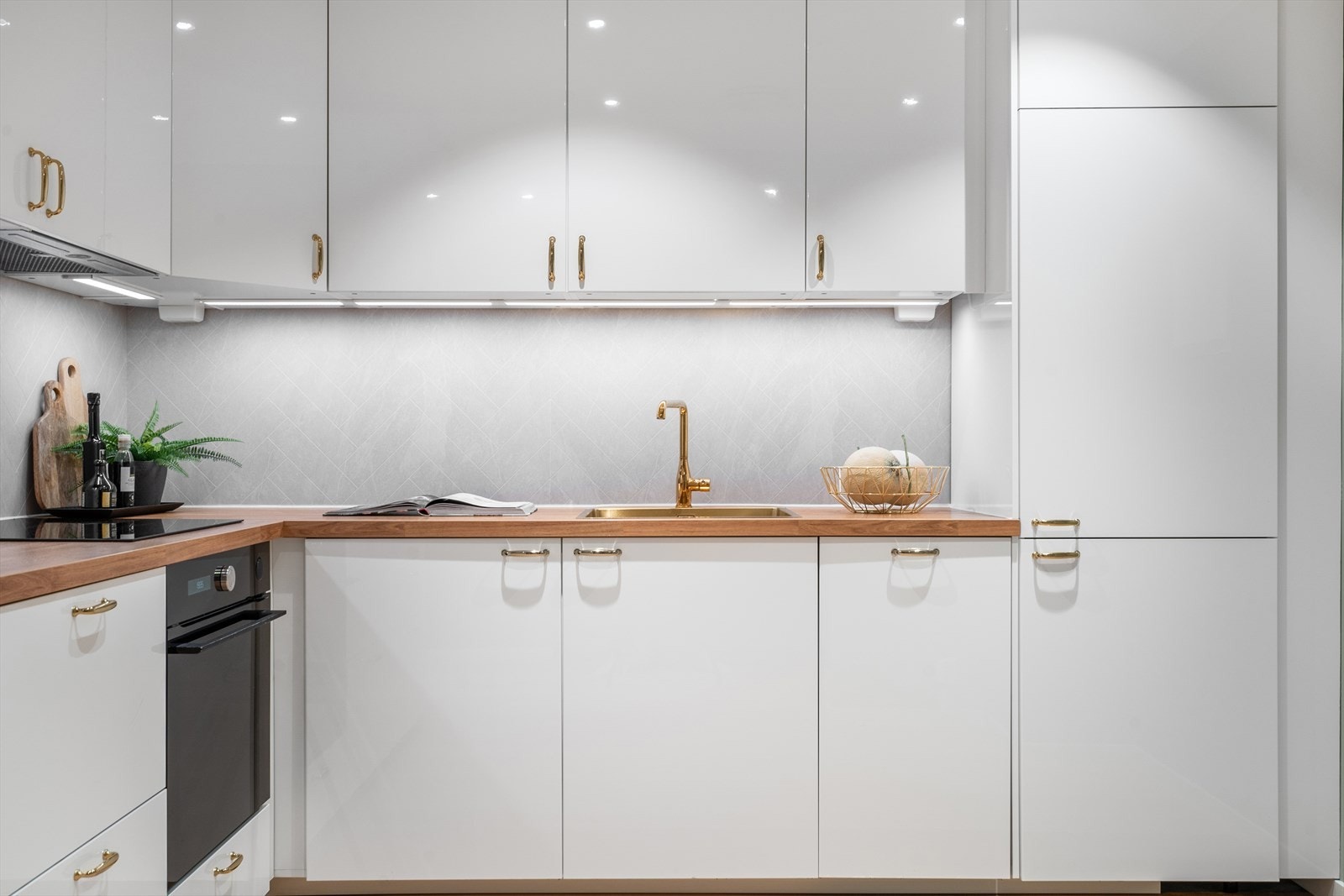 Videre er det integrert platetopp, stekeovn, mikro, oppvaskmaskin og kjøl/fryseskap. Galleribilde