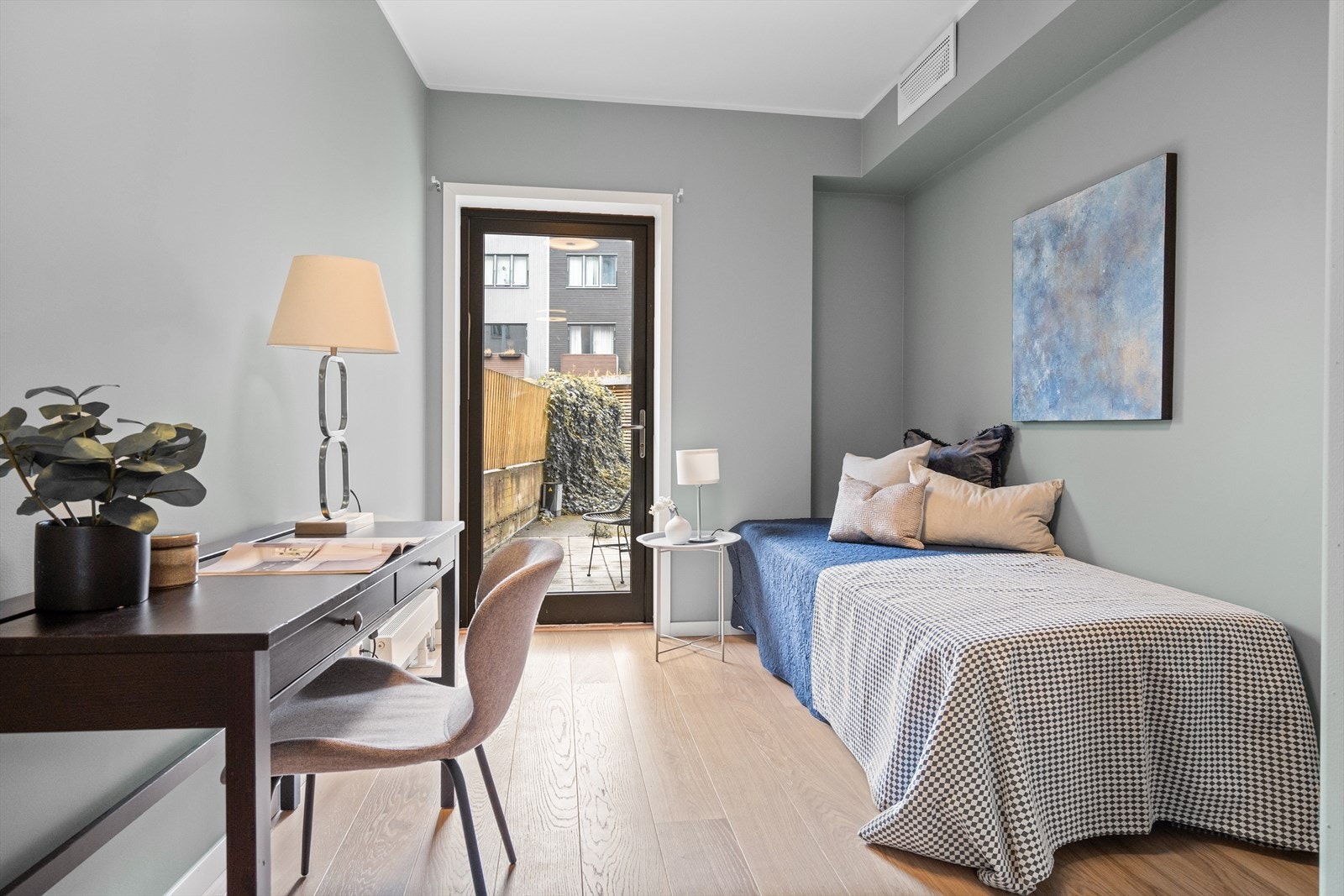 Soverom nummer 2 har plass til seng, pult og kommode. Galleribilde