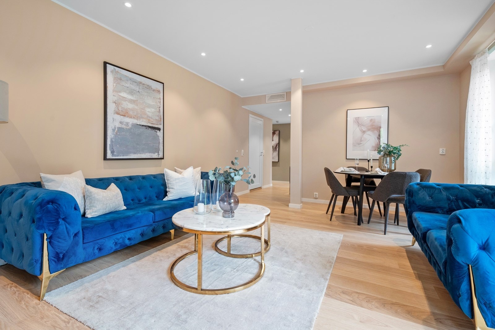 I stuen er det god plass til både sofagruppe, sofabord og tv-møblement. Galleribilde