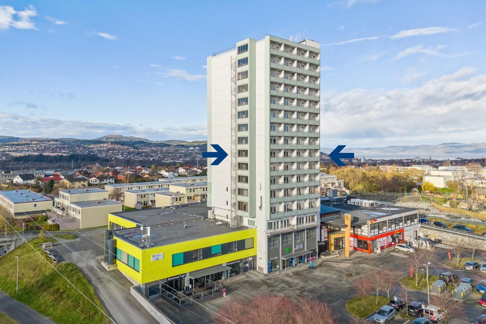 Leiligheten ligger i byggets 7 etasje og har p-plass i garasje med heisadkomst. Her bor man sentralt, men samtidig tilbaketrukket fra sentrumskjernen. Galleribilde