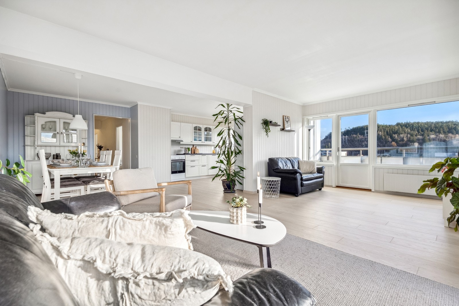 Det romslige oppholdsrommet gir gode møbleringsmuligheter som sofagruppe, spisebord og annet møblement. Galleribilde