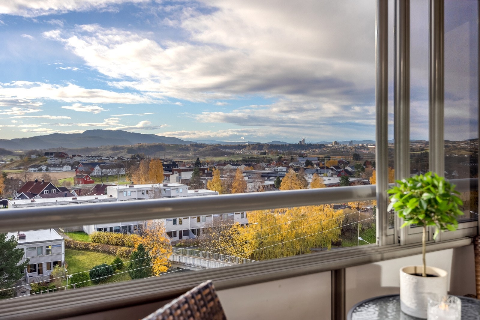 Proaktiv Eiendomsmegling ved Lisbeth Kristengård har den store gleden av å presentere Ingeborg Aas veg 2! En lys og romslig utsiktsleilighet på ca 100 kvm. Galleribilde