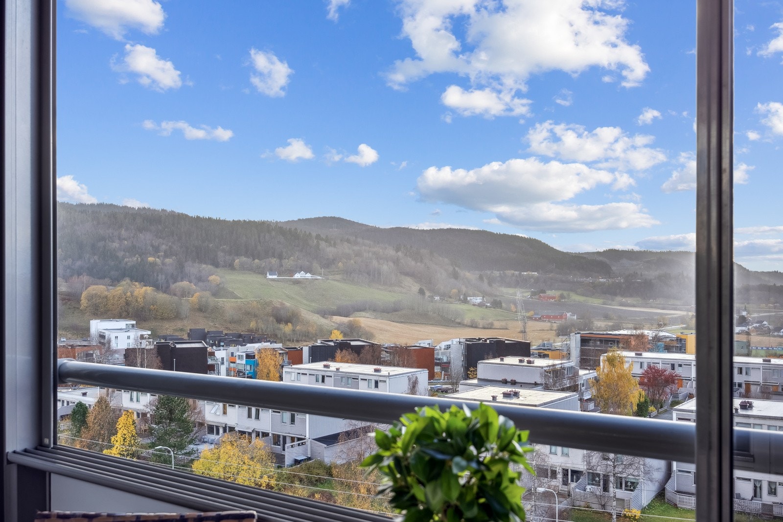 Nydelig utsikt mot Strindamarka og Liaåsen. Galleribilde