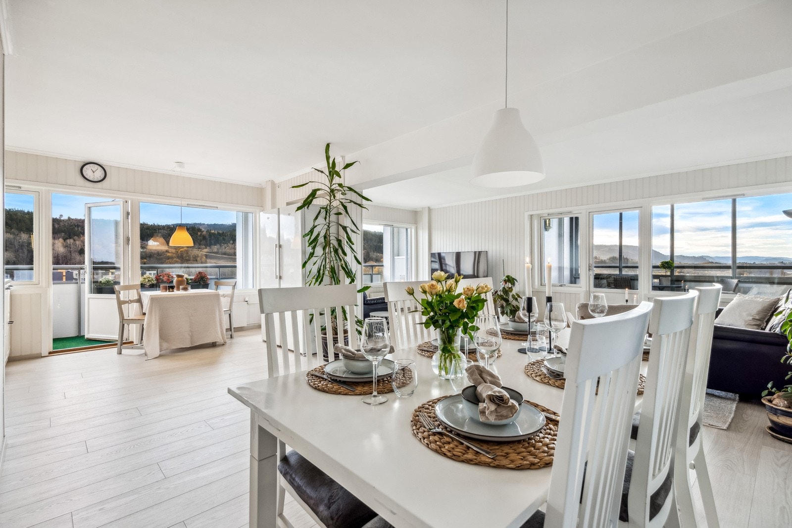 Leilighetens romslige stue- og kjøkkenløsning er målt til hele 48 kvm. Galleribilde