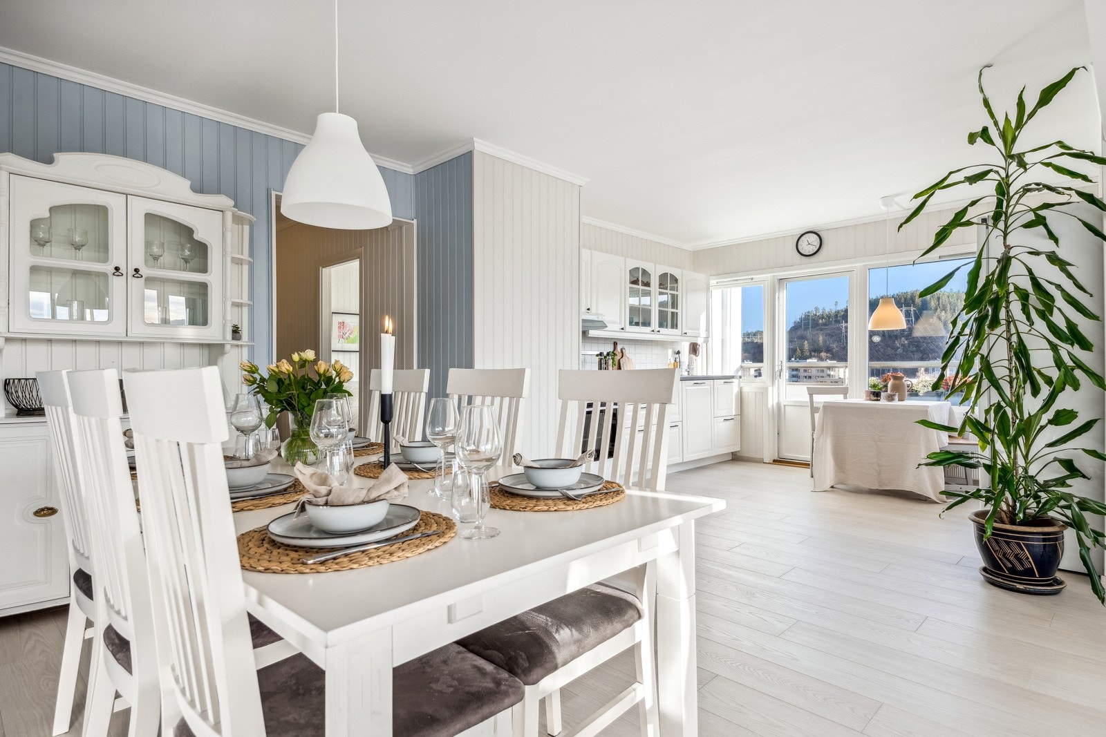 Den åpne stue- og kjøkkenløsningen gir god plass til stort spisebord hvor både venner og familie kan inviteres til hyggelige sammenkomster. Galleribilde