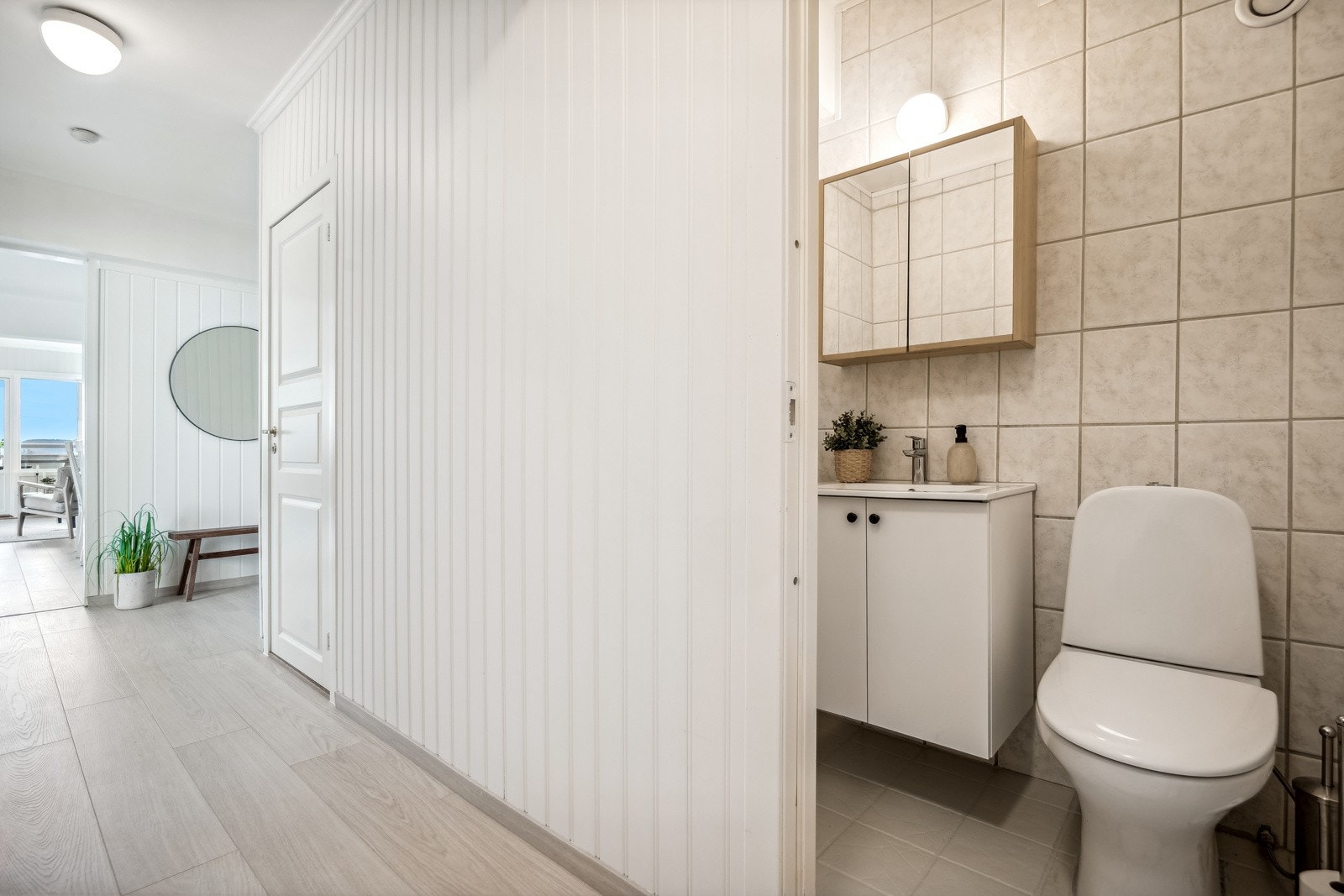 Praktisk plassert ved entréen er det er toalettrom målt til 1,5 kvm. Galleribilde