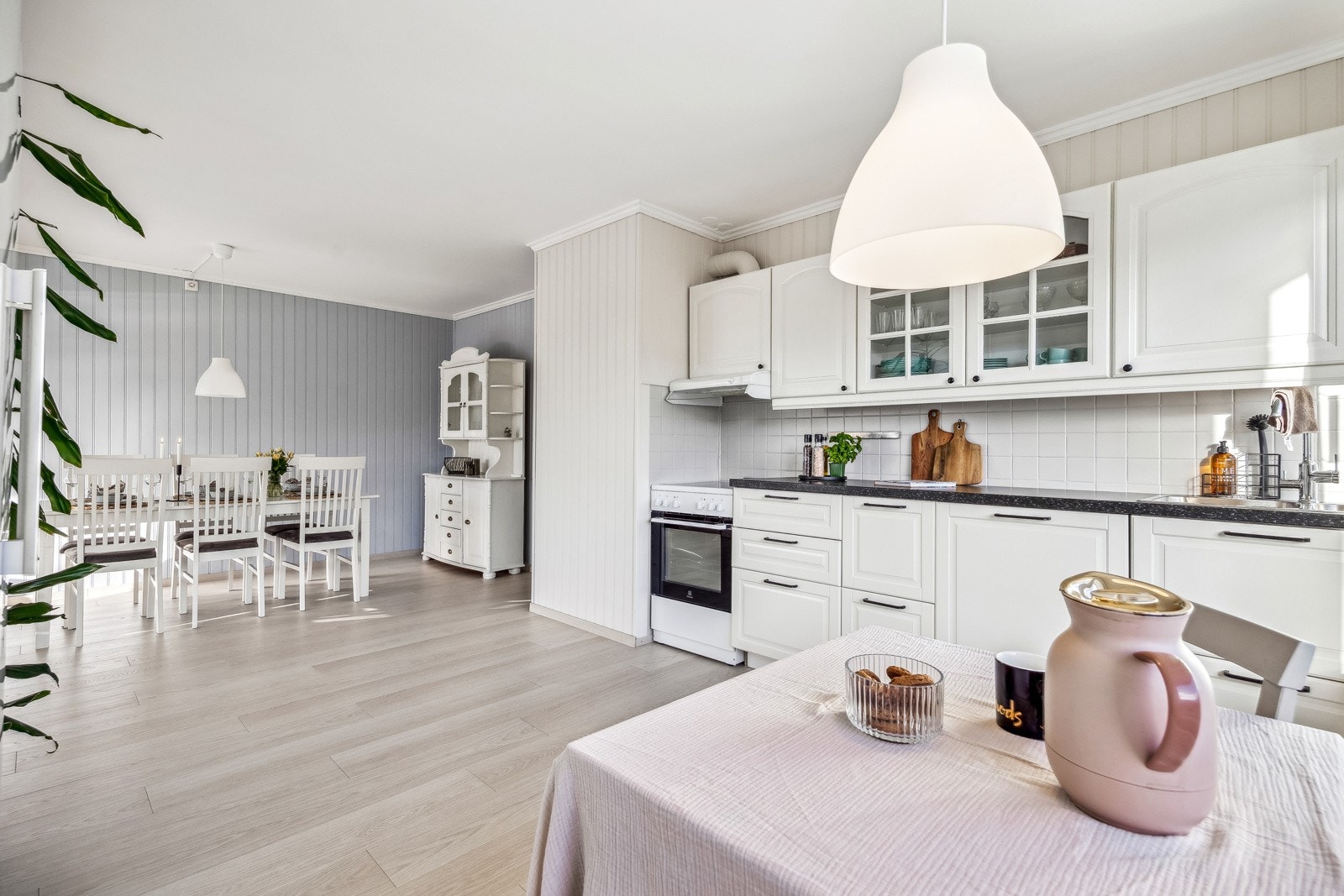 Kjøkkenet har god plass til et hyggelig kjøkkenbord samt stekeovn, oppvaskmaskin og kjøl- og fryseskap. Galleribilde