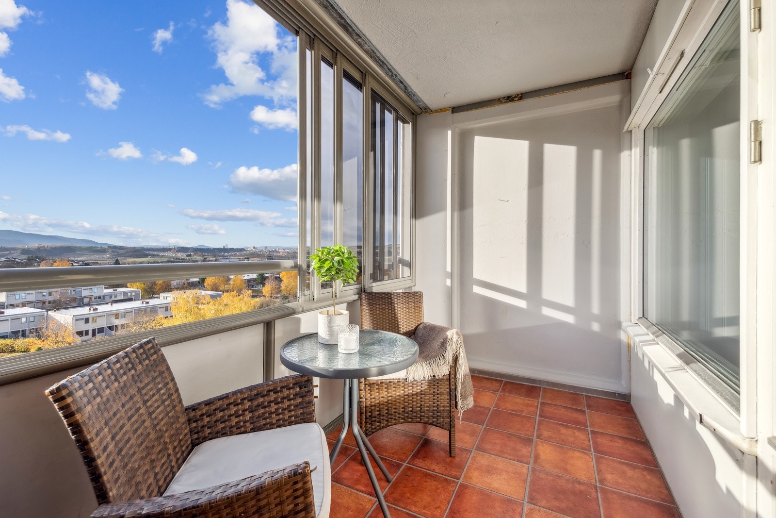 Leilighetens innglassete balkong er vendt mot sør og er målt til 6 kvm. Her har man flott utsikt mot Vassfjellet og nærområdet. Galleribilde