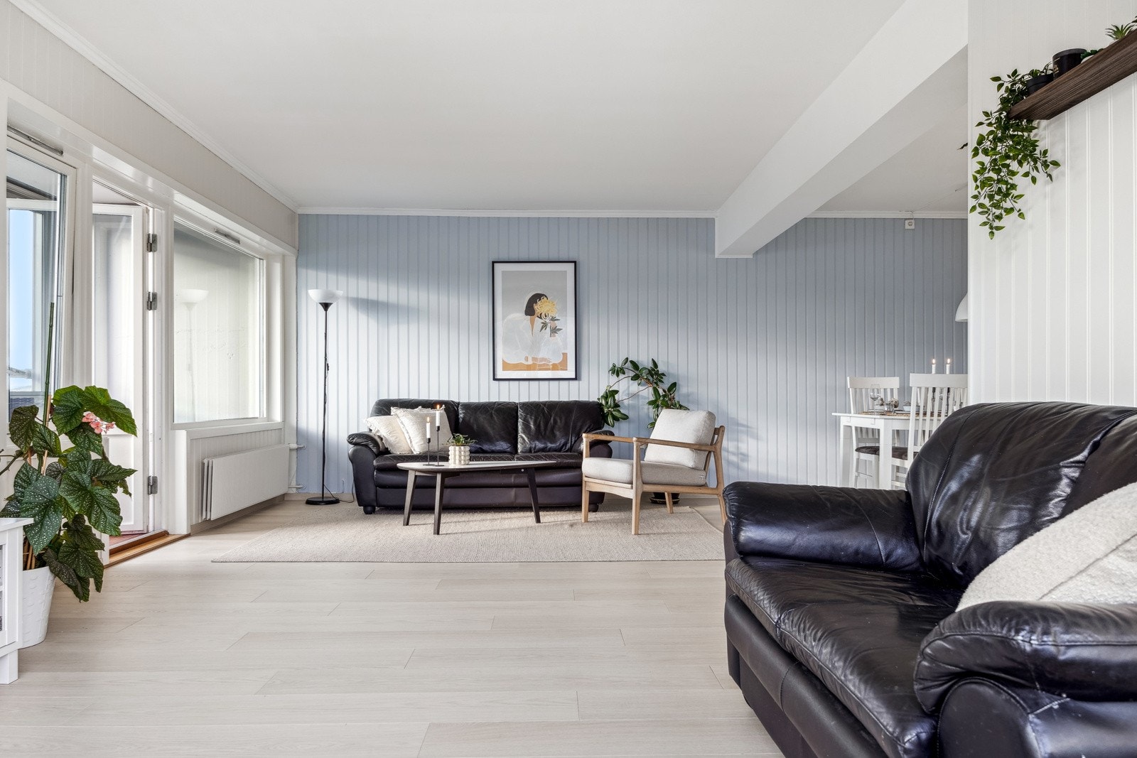 Stuen har mange vindusflater som skaper en panoramaeffekt og gir rikelig med naturlig innlys til rommet. Galleribilde