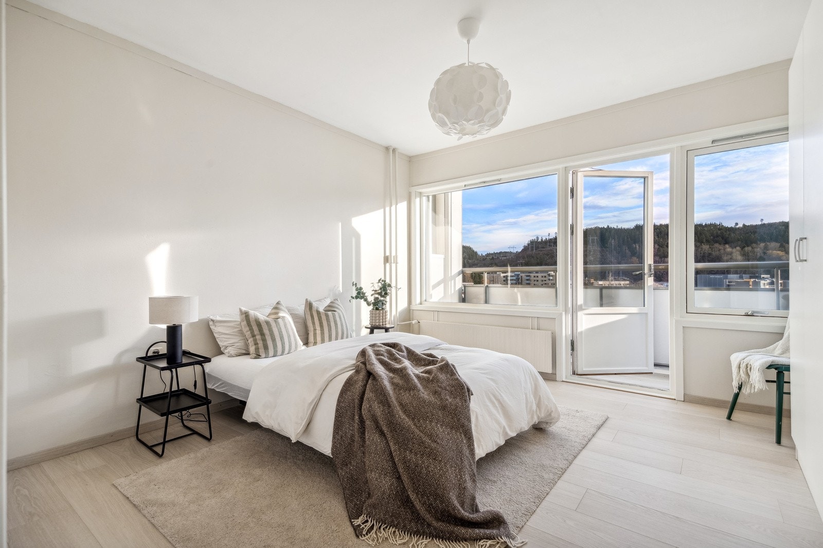 Begge soverommene har direkte utgang til privat balkong og god plass til stor seng og garderobeløsning. Galleribilde